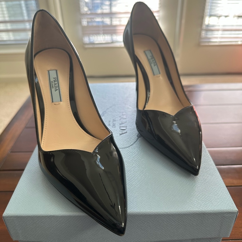 Prada Calzature Donna Vernice Black Prada logo Pointy-Toe Patent Heels - Size 38